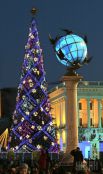 2006 год. Конструкцию собрали из 500 сосен. На украшение потратили 945 тыс. грн бюджета Киева. На эти деньги закупили 6 км цветных гирлянд, которые привезли из Франции, розовые светодиоды и игрушечных свинок