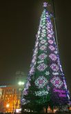 2010 год. Для ее сооружения использовали 450 маленьких елок. Украсили елку 160 игрушками. Также для нее разработали новую компьютерную программу освещения, в которой использовали вертикальные рисунки и национальный орнамент