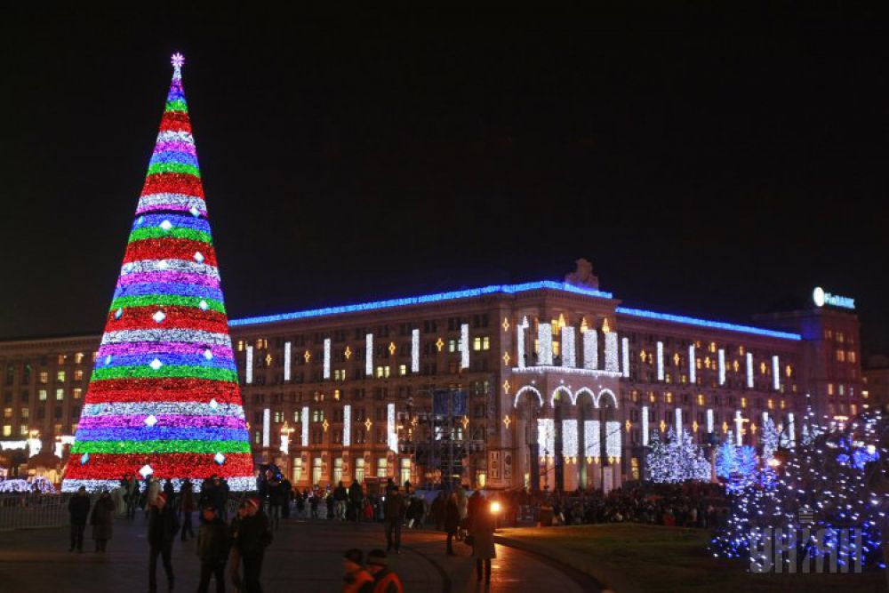 2011 год. Оформление елки выдержали в стиле Евро-2012. Она стала первой новогодней конструкцией в Украине, на которую «прицепили» светодиодные элементы – 12 программ гирлянд периодически меняли узоры