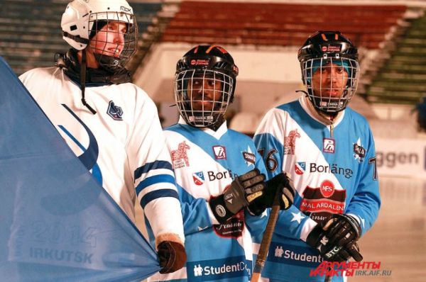 В январе 2014 самым ярким событием Чемпионата мира по хоккею с мячом стала сборная Сомали, приехавшая в Иркутск. Спортсмены не показали выдающихся резулльтатов, но стали всеобщими любимцами: http://www.irk.aif.ru/sport/1093159