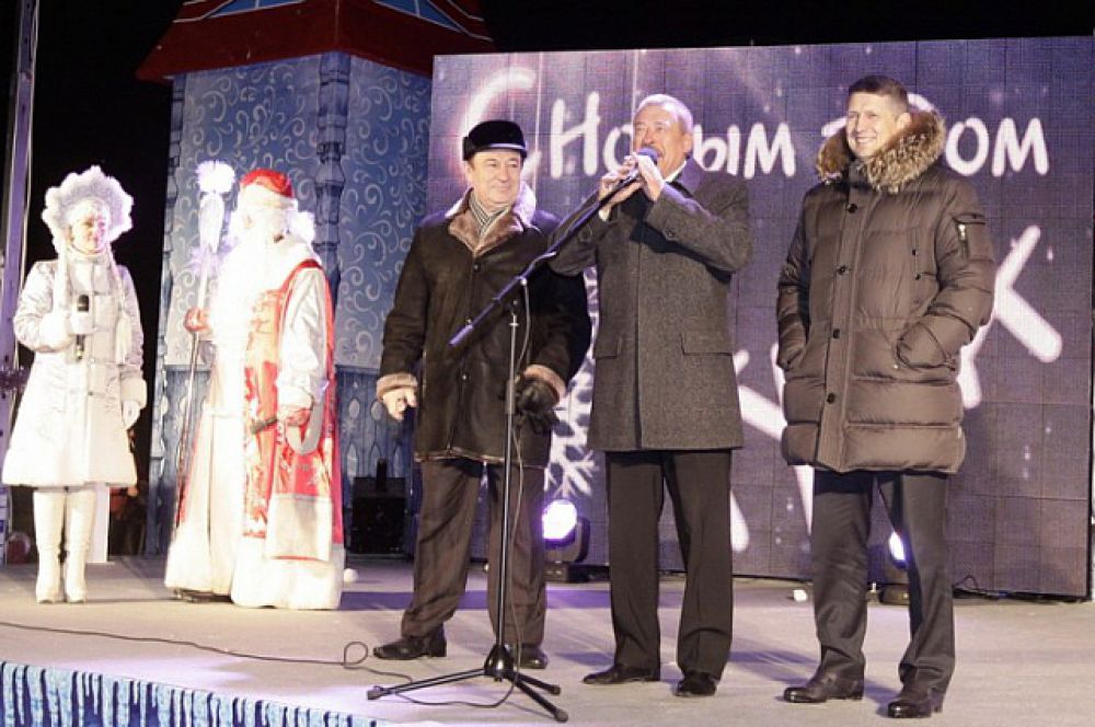 Горожан поздравили председатель правительства области Юрий Андрианов, глава администрации Тулы Евгений Авилов и мэр Юрий Цкипури.
