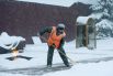 Сотрудник коммунальной службы убирает снег у Могилы Неизвестного солдата в Москве.