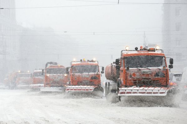 Снегоуборочная техника на Тверской улице города Москвы.