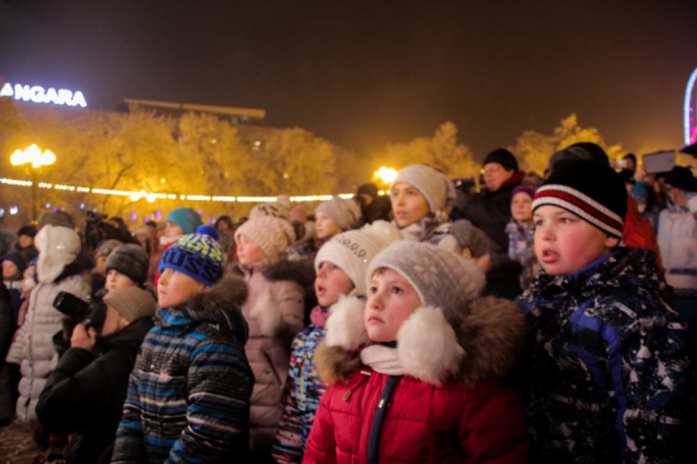 Посмотреть на новогоднее представление пришли целыми семьями.