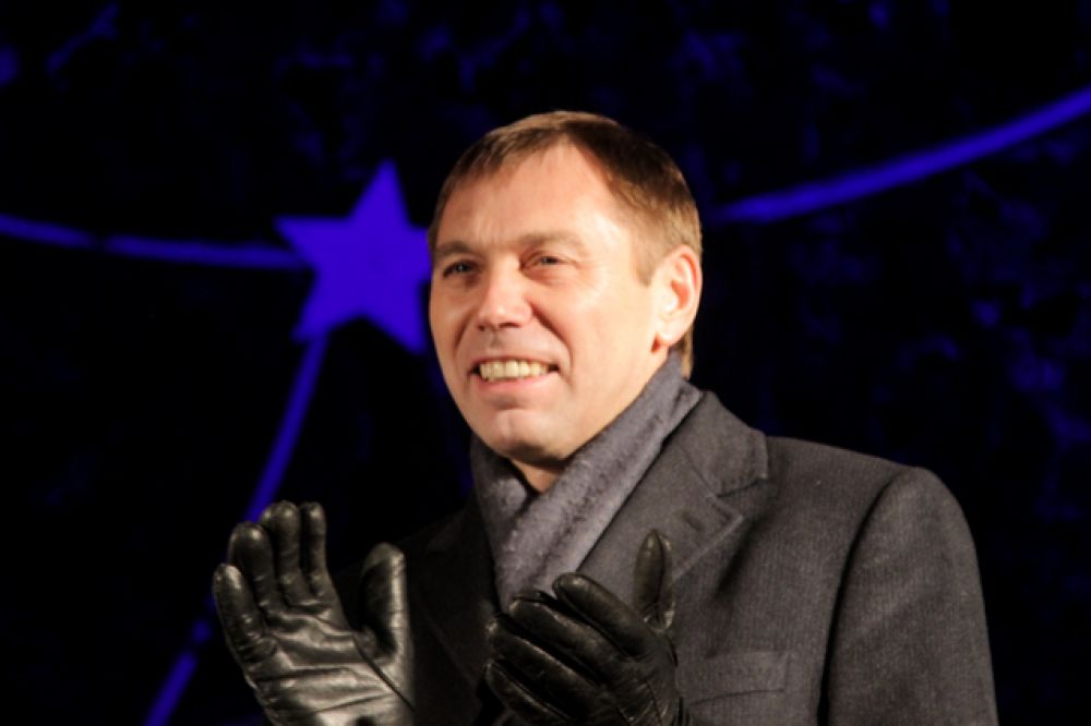 Виктор Кондрашов пожелал всем счастья в наступающем году.