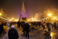 На открытии главной елки Иркутска гости смогли покататься на большой горке в центре города.