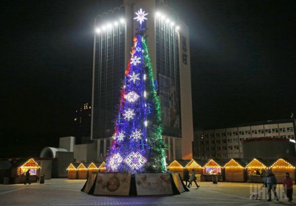 На Троицкой площади в Печерском районе появилась елка высотой 17 метров