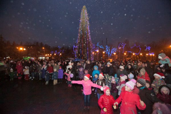 Новогодняя елка в Соломенском районе – 15-метровое дерево, украшенное иллюминацией, шарами и сосульками