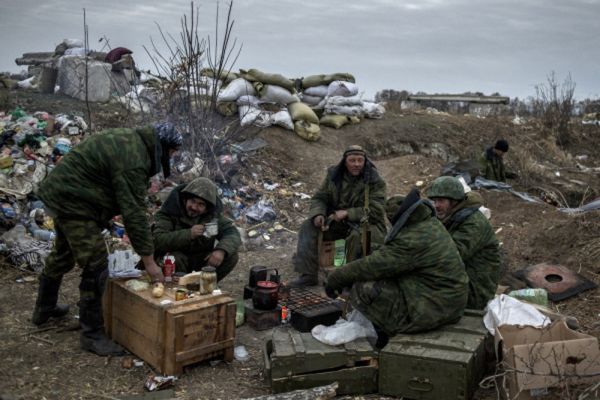 Ополченцы Луганской народной республики на первой линии обороны в Славяносербском районе неподалеку от Луганска.