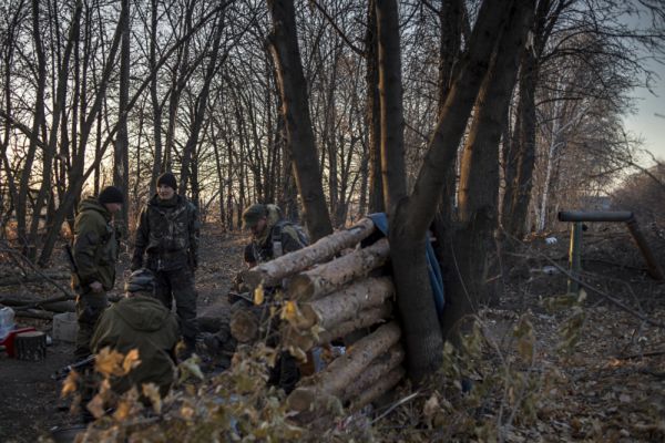 На первой линии обороны в Славяносербском районе неподалеку от Луганска.