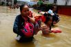 24 декабря. Люди, пострадавие от наводнения в Индонезии.