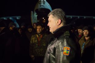 Петр Порошенко и освобожденные бойцы АТО