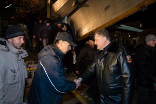 Петр Порошенко и освобожденные бойцы АТО