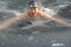 Китайский пловец как бы говорит - ничего себе, какая вода в России холодная! 