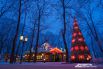 В этом году в Смоленске установили целых 11 новогодних елей, потратились и на их украшение, так что город выглядит поистине сказочным.