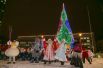 В Архангельске главную городскую ель открыли большими праздничными гуляниями, в которых, конечно же, поучаствовал Дед Мороз.