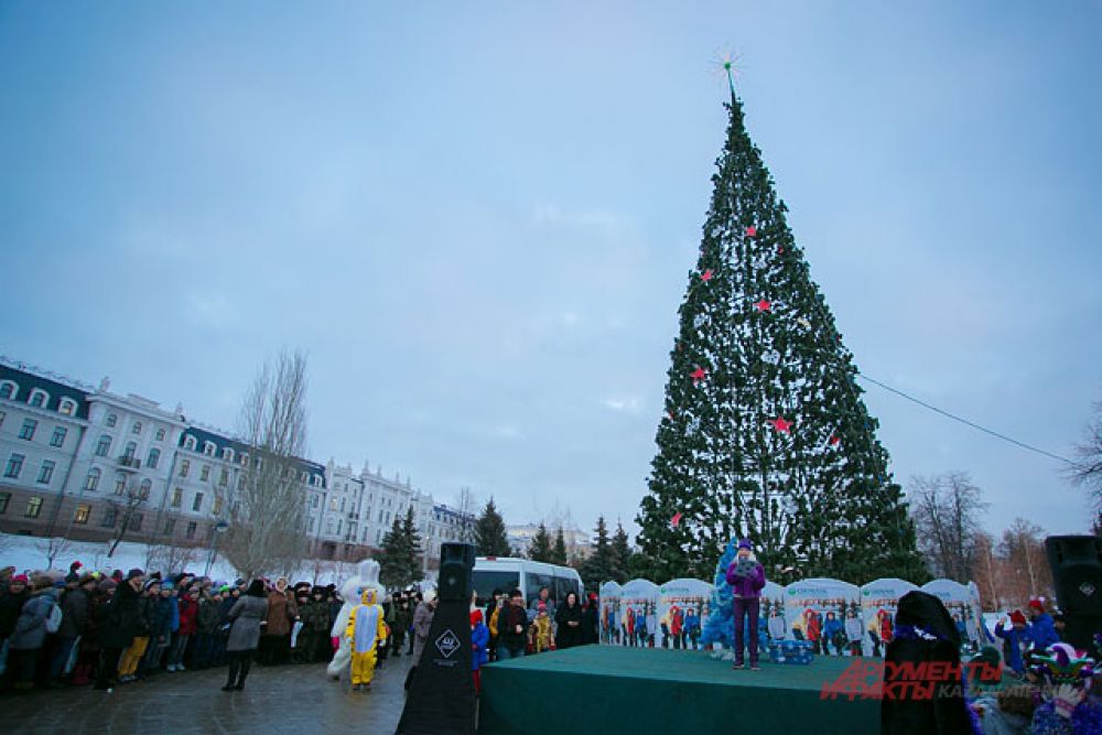 Новогодняя ель в Казани та же, что и в прошлом году, но менее красивой от этого она не стала. Кроме того, горожане очень рады открытию народного катка на стадионе Казань-арена.