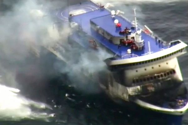 По сообщениям итальянских СМИ, на данный момент «пожар удалось немного локализовать, возгорание продолжается только на пятой палубе».