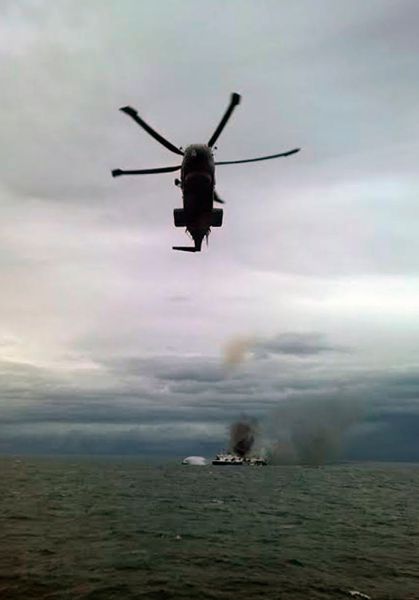 Однако из-за шторма основная нагрузка по спасению пассажиров и членов экипажа легла на вертолеты.