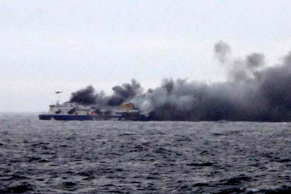 На судне в момент возгорания находились около 466 человек (411 пассажиров и 55 членов экипажа). Большинство из них являются гражданами Греции, Италии и Франции. 