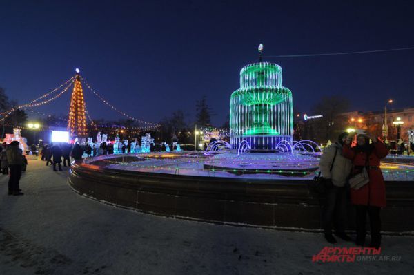В Омске в сквере Дзержинского открылась главная городская ёлка.