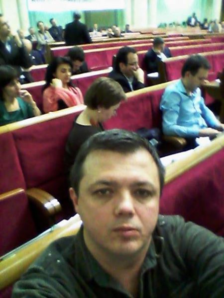 Семен Семенченко: «Пол второго ночи. Привет жене. Я еще на работе в ВР»