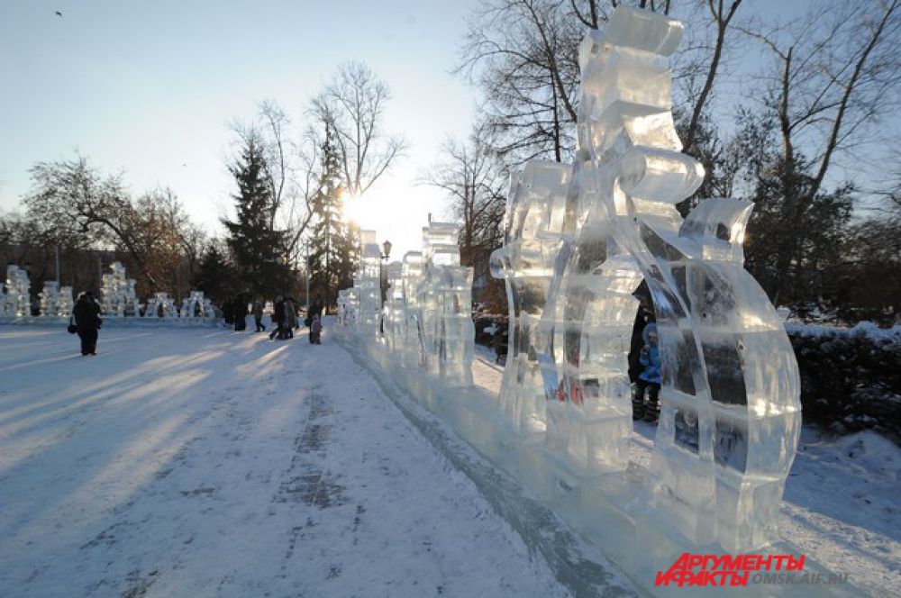 В сквере Дзержинского в Омске начал работать ледовый городок.