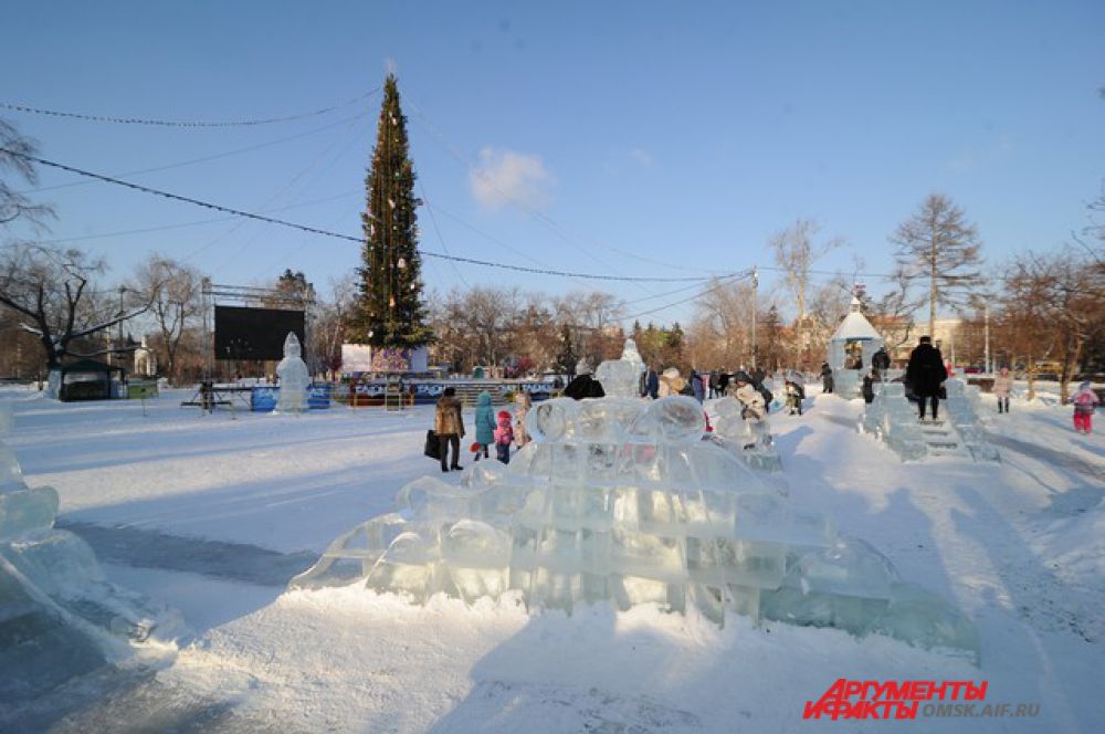 В сквере Дзержинского в Омске начал работать ледовый городок.
