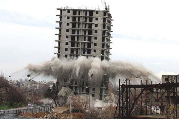 После первого взрыва здание устояло. 