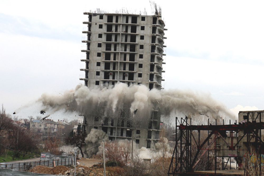 После первого взрыва здание устояло.