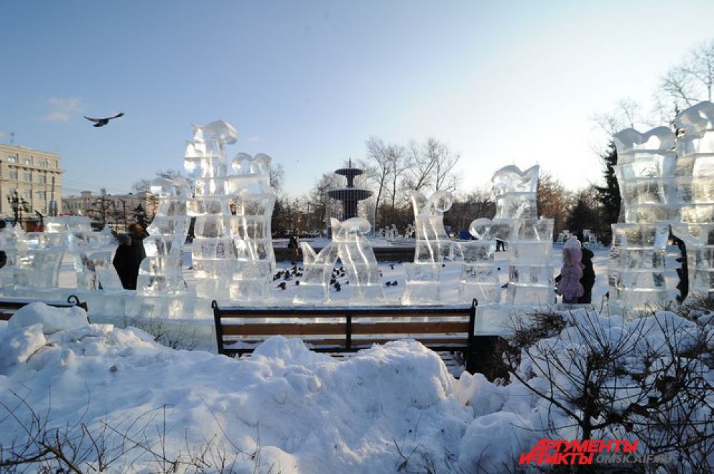 В сквере Дзержинского в Омске начал работать ледовый городок.