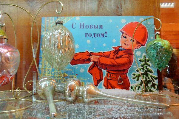 Вместо вифлеемской и красной звезды советские люди стали вешать на верхушку ели стеклянные макушки.