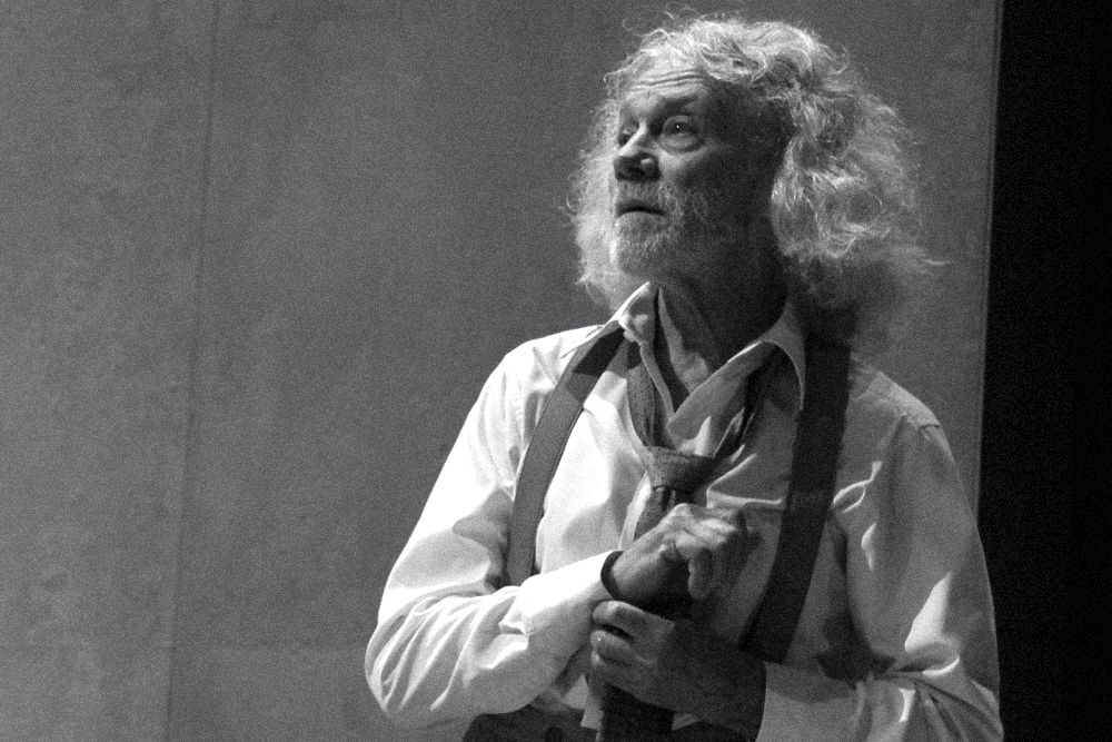 Знаменитый актёр Александр Леньков, чьё лицо и энергичный, не лишённый хитрых ноток, голос знакомы каждому зрителю – от мала до велика, скончался 21 апреля на 71-м году жизни после продолжительной болезни. Леньков был по-настоящему народным артистом, он работал для каждого зрителя. Для детей он играл в фильмах «Приключения Петрова и Васечкина, обыкновенные и невероятные» и «По секрету всему свету», для взрослых – в «Маленькой Вере» и «Дайте жалобную книгу».