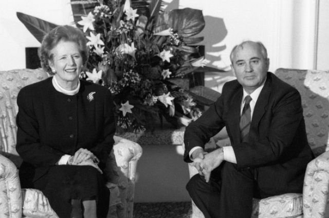 Премьер-министр Великобритании Маргарет Тэтчер беседует с Генеральным секретарём ЦК КПСС Михаилом Горбачёвым во время визита советской делегации в Великобританию. 1987 год.