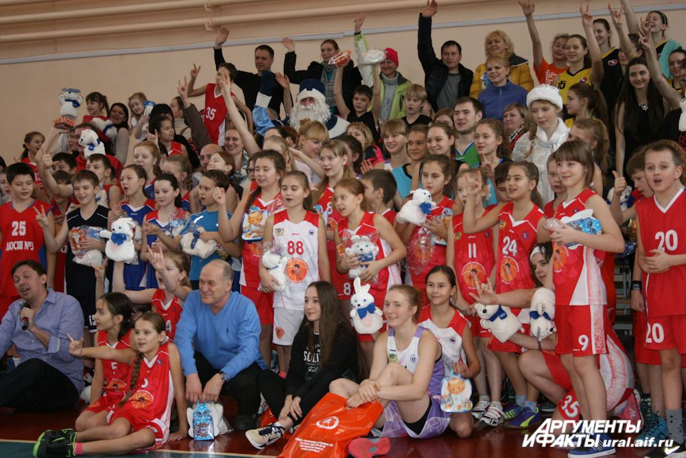Спортсмены, Дед Мороз, Снегурочка, тренеры, родители – праздничная коллективная фотография на память.