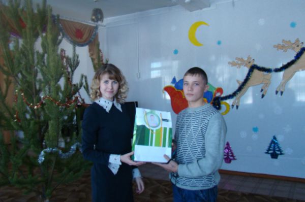 Подарки ребятам вручала главный редактор «АиФ-Забайкалье» Елена Лоскутникова.