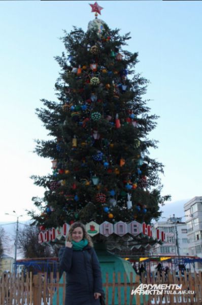 А в Новомосковске с зеленой красавицей не расстаются который год, ведь новомосковцы гордятся своей елкой