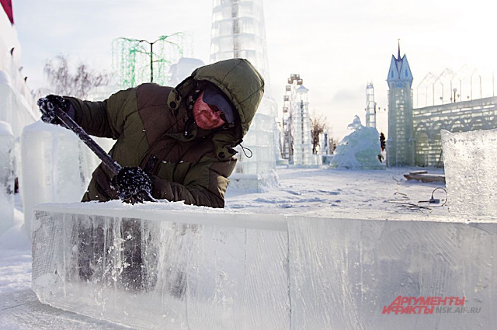 Над созданием ледяных скульптур трудились 100 человек.