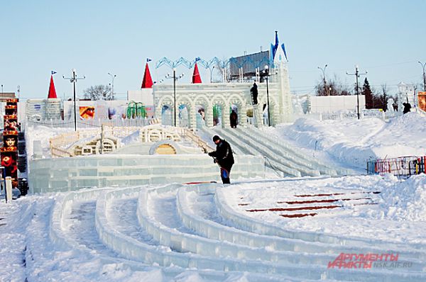 Ледовый городок начали строить в ноябре 2014 года.