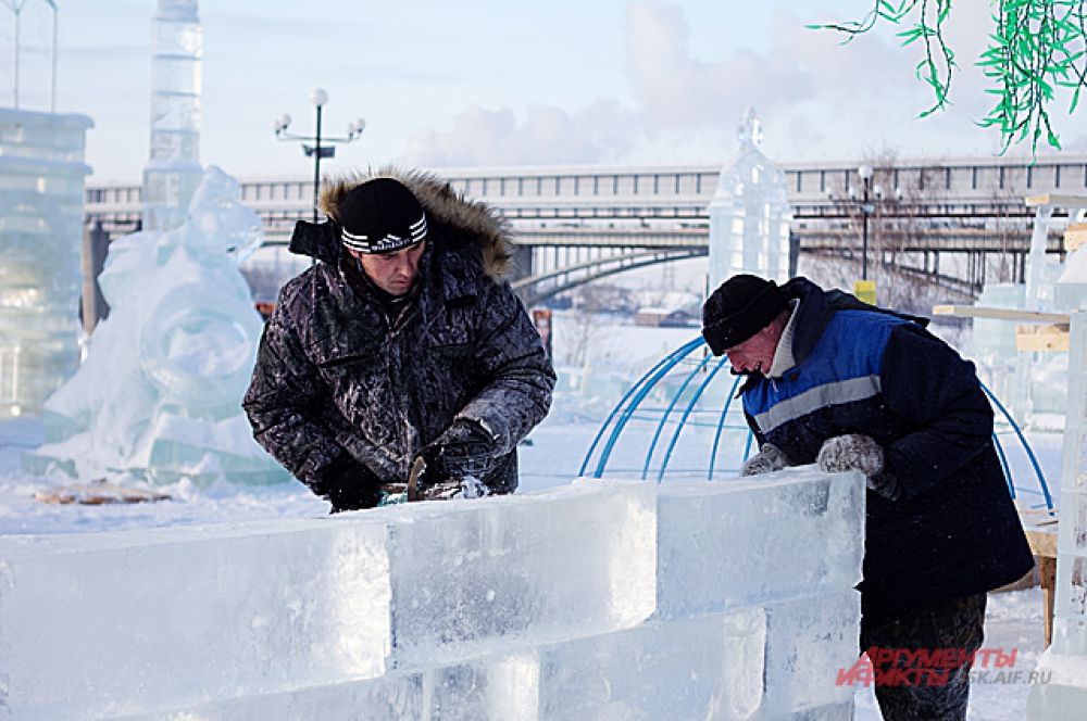 Строительство стены изо льда даётся сложнее, чем стены из кирпича. Для прочности их соединяли обычной водой.