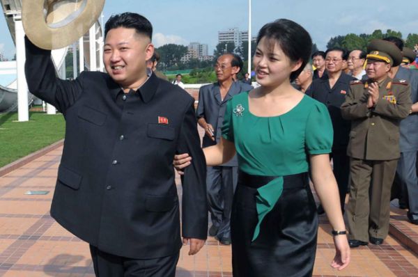 Некоторые источники намекали, что Хен Сонг Вол могла пострадать из-за козней жены Ким Чен Ына Ри Соль Чжу. Дело в том, что Хен Сонг Вол в начале 2000-х годов была возлюбленной Ким Чен Ына, однако пришлась не по вкусу его отцу, Ким Чен Иру, который и заставил молодых людей прекратить отношения. После того как Ри Соль Чжу стала «первой леди» КНДР, она якобы пожелала избавиться от экс-любовницы мужа и добилась её казни.