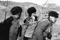 Даже противники признавали: «То, как воевали русские десантники в горах, - фантастика». Александр Солуянов (в центре) в Афганистане. 