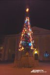 Ночная елка в Киреевске освещает городскую площадь