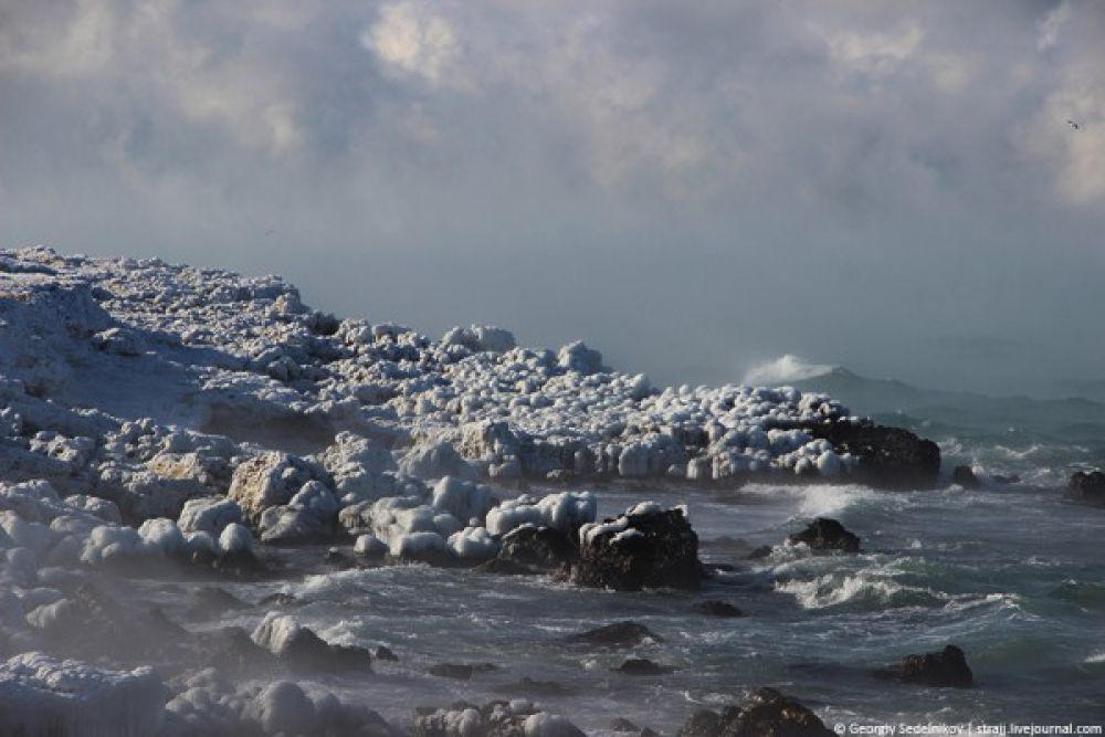 Черное море зимой и летом. Севастополь море зима. Зимнее черное море Севастополь. Замёрзшее море Севастополь. Севастополь зимой море.