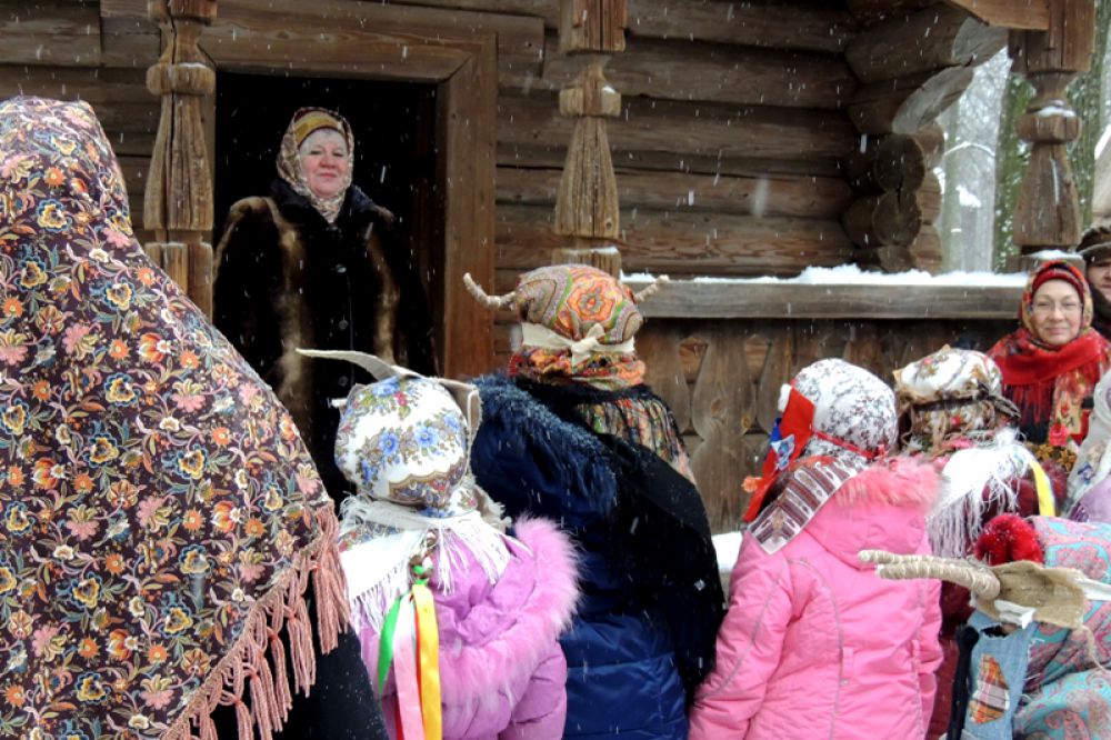 Хозяйка дома слушает колядки.