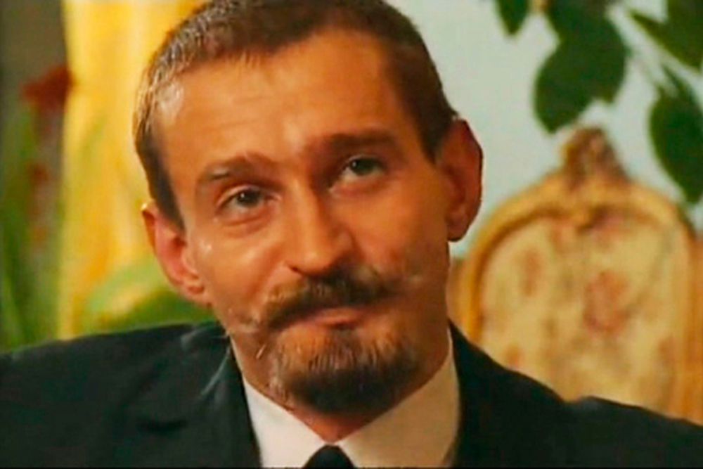 «У меня много несчастных поклонниц, которые общались в интернете с моими клонами. Клоны обещали поклонницам горы любви и романтические ночи, а спрашивают поклонницы потом с меня. До некоторых доходит сразу, а некоторые считают, что это все же я им пишу, а потом просто вру».