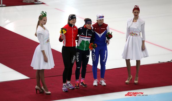 Цветочная церемония награждения женщин на дистанции 500м