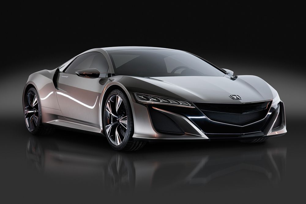 Серийная версия долгожданного суперкара NSX будет показана именно в Детройте. Первый ходовой прототип компания показала в 2013 году на гоночном треке в Огайо. Среднемоторное купе оснащалось гибридной силовой установкой - передние колеса приводились в движение двумя электромоторами. Летом 2014 года прототип сгорел во время тестов на Нюрбургринге. По всей видимости, компании Honda удалось устранить причину возгорания и дебют машины пройдет по плану.