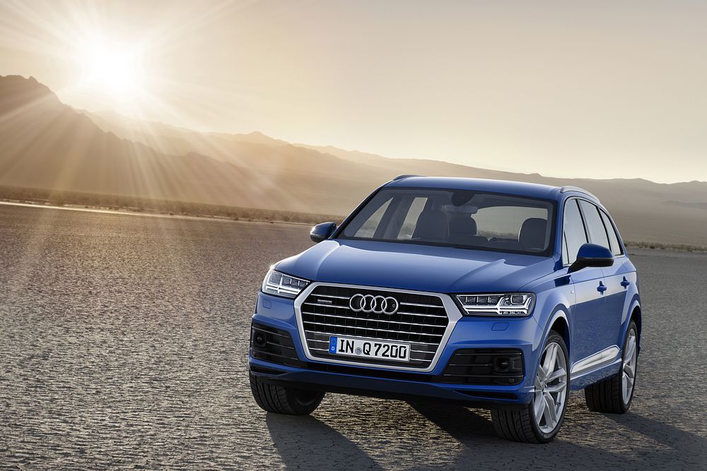 В основе нового поколения Audi Q7 лежит та же платформа, на базе которой построены новые Porsche Cayenne и Volkswagen Touareg. Кроссовер стал короче и уже, а благодаря широкому использованию алюминиевых деталей кузова его массу удалось удержать в пределах двух тонн. Полный привод останется постоянным, но межосевой дифференциал - новый, способный передавать тягу между мостами в более широком диапазоне.