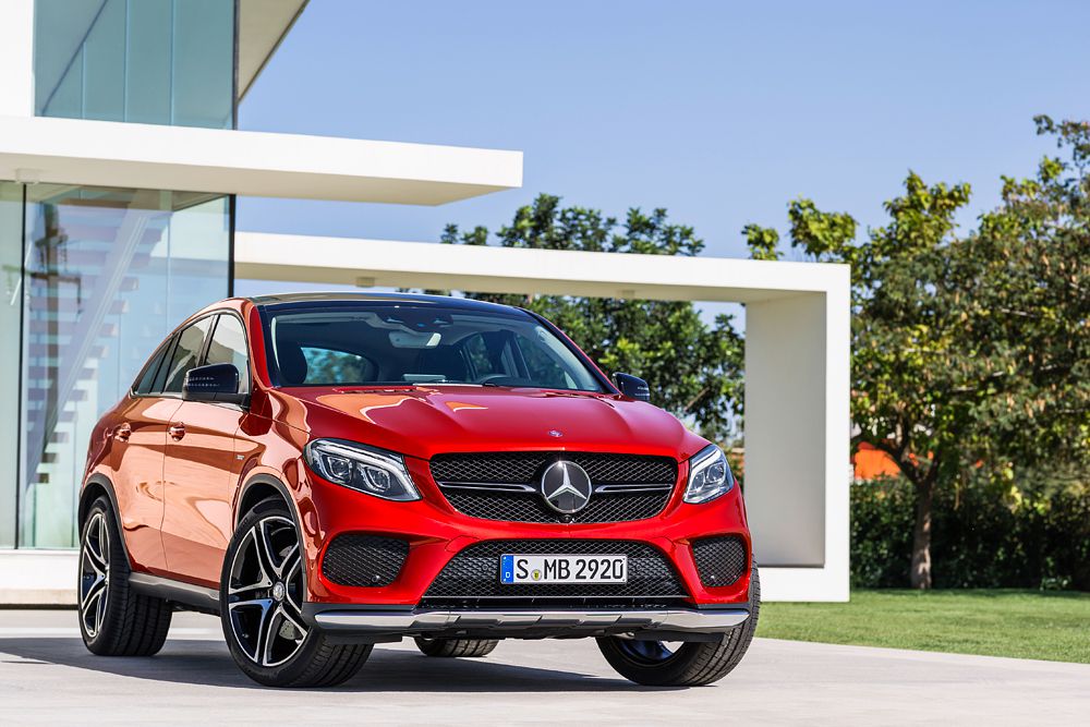 GLE Coupe по габаритам сопоставим с BMW X6. Новый Mercedes-Benz может похвастаться 9-ступенчатым «автоматом» и пневматической подвеской. Однако по отдаче моторов GLE Coupe уступает прямому конкуренту. Так, первоначально для нового кроссовера будут предлагаться только три мотора: дизельный (258 л. с.) и два бензиновых (333 и 367 лошадиных сил). Позже появится версия GLE 63 AMG c 525-сильным двигателем.